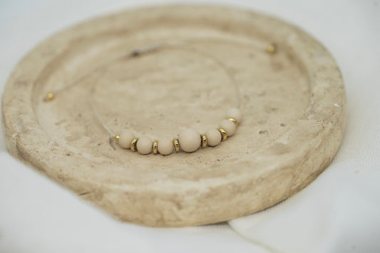 Fossilstein Armband mit dunkler Keshi Perle | geknüpft