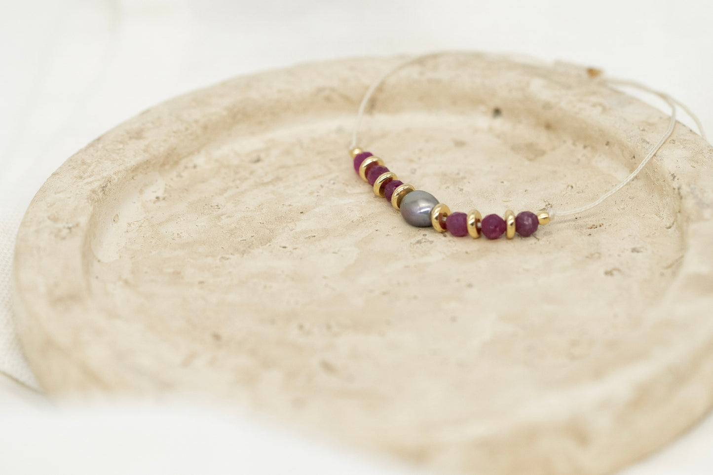 Rubin Armband mit dunkler Keshiperle | geknüpft