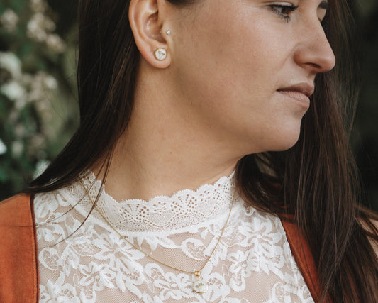 Unicotales Schleierkraut Ohrstecker in 10mm Fassung - Hintergrund weiß