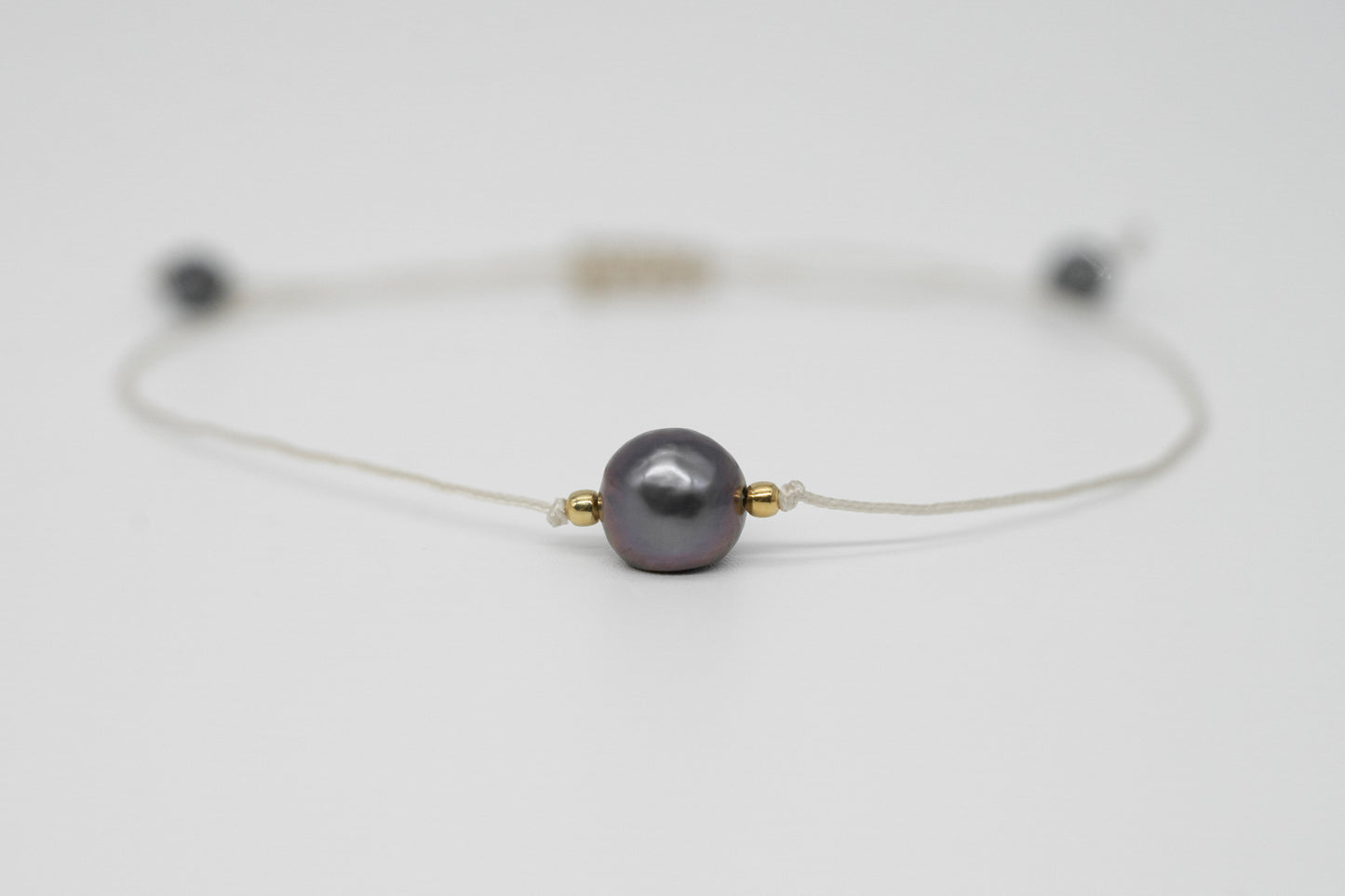 Armband mit großer dunkler Süßewasserperle