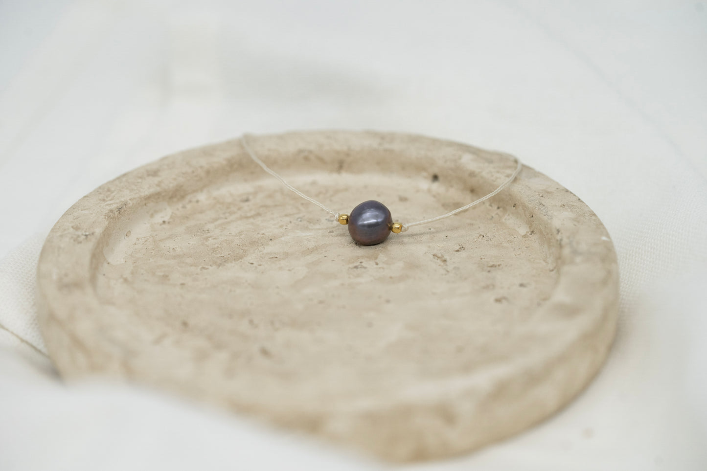 Armband mit großer dunkler Süßewasserperle