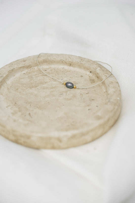 Armband mit kleiner dunklen Süßewasserperle