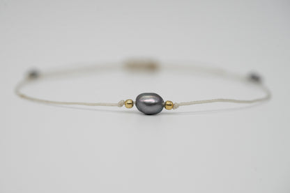 Armband mit kleiner dunklen Süßewasserperle