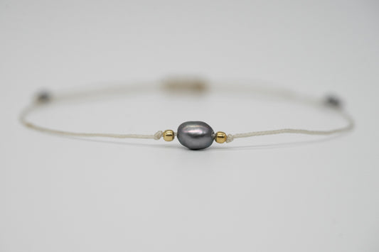 Armband mit kleiner dunklen Süßewasserperle