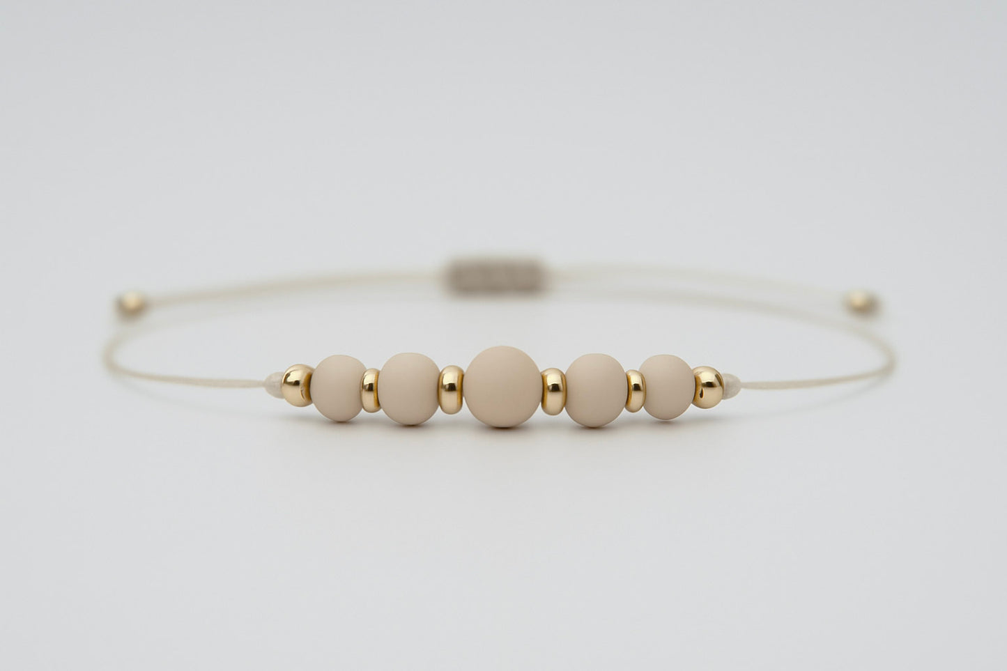 Fossilstein Armband mit dunkler Keshi Perle | geknüpft