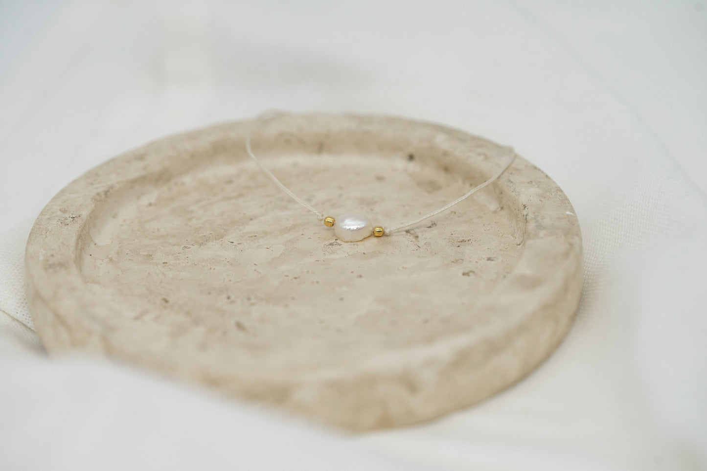 Armband mit kleiner weißen Süßwasserpele