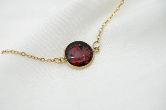 Armkette mit rotem echtem Wiesenblümchen | Wilde Möhre