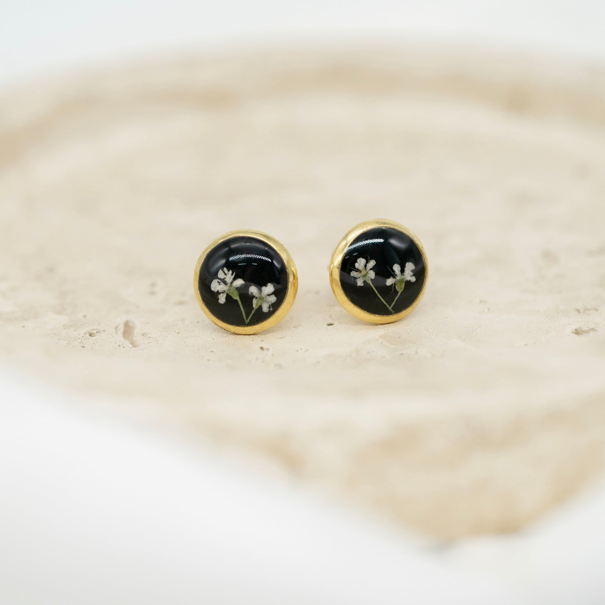 Unicotales-Ohrstecker-mit-echten-blumen-wilde-moehre-schwarz-gold