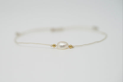 Armband mit kleiner weißen Süßwasserpele