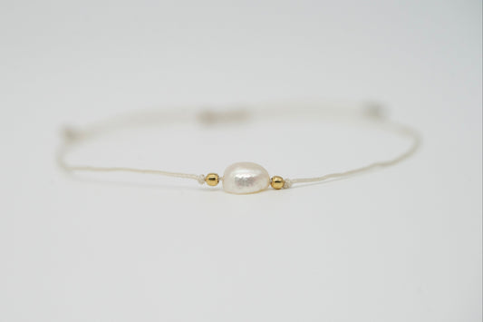 Armband mit kleiner weißen Süßwasserpele