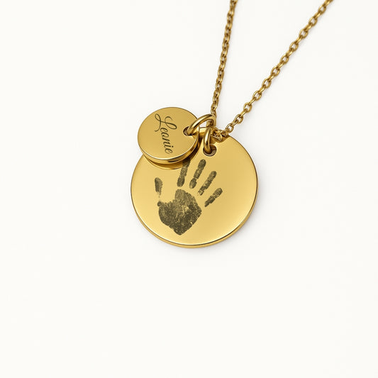Gravurkette mit Handabdruck & Namensplättchen – Personalisierter Erinnerungsschmuck