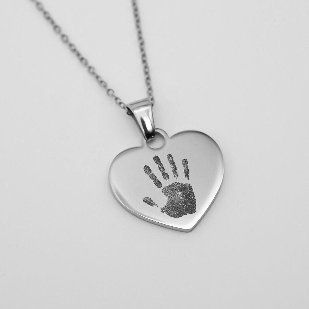 Gravierte Herz-Halskette mit Handabdruck