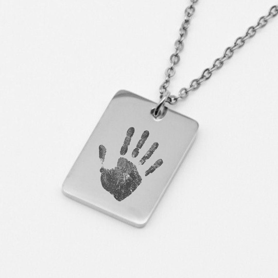 Gravierte Halskette mit Handabdruck