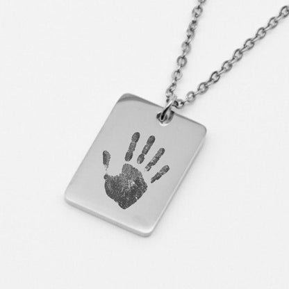 Gravierte Halskette mit Handabdruck